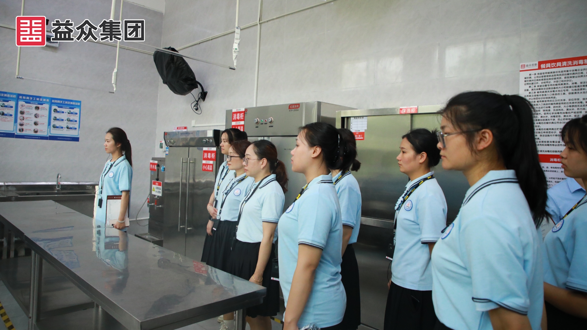 參觀益眾托管濱江小學(xué)校區(qū)廚房 (1)